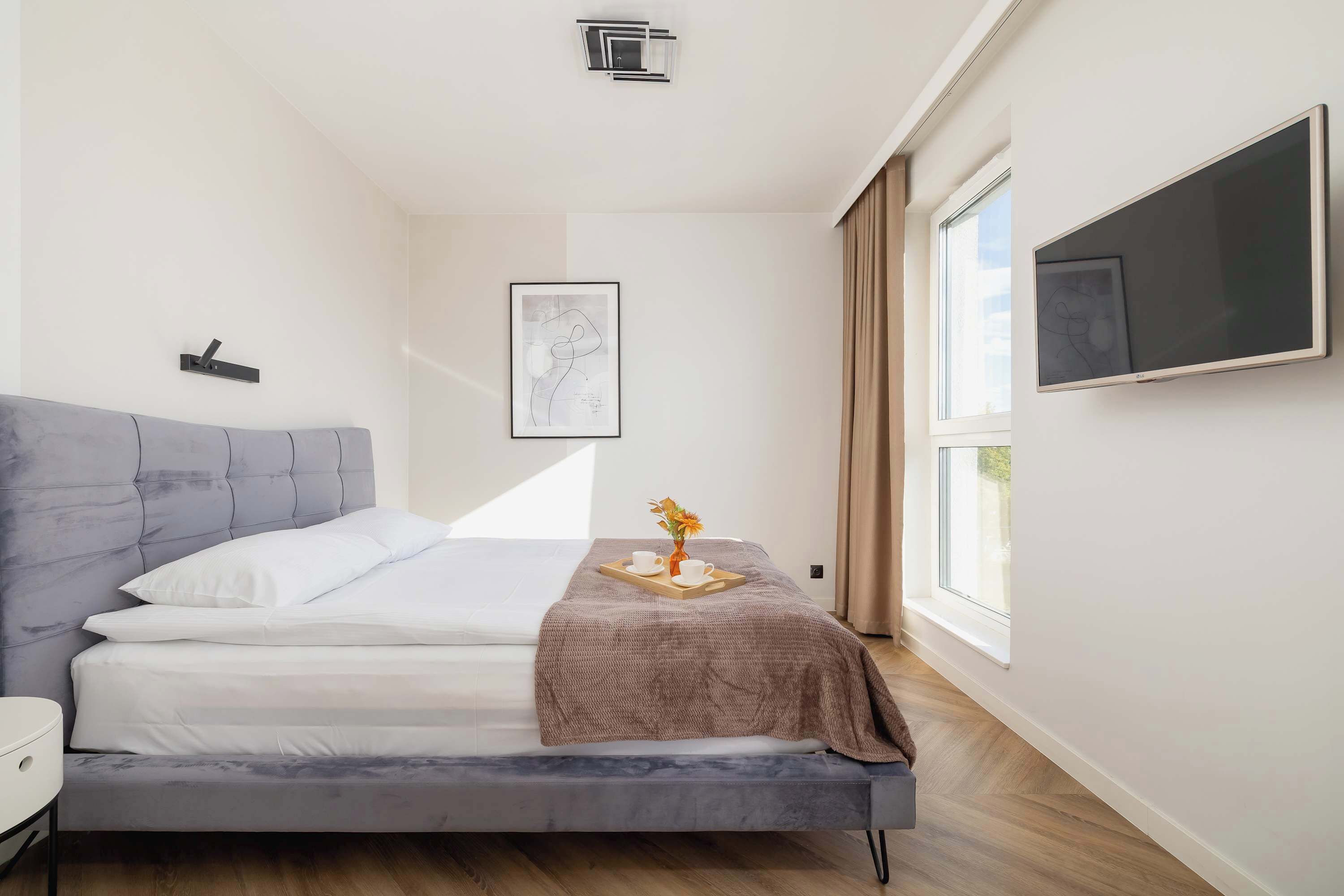 2 عدّة غرف نوم ومكتب ومكواة/لوح كي وسرير سفر