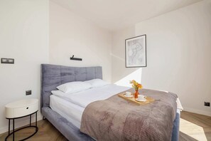 2 habitaciones, escritorio y tabla de planchar con plancha