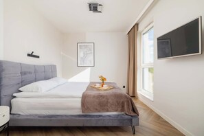 2 chambres, bureau, fer et planche à repasser, lit parapluie