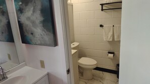 Standard Room, 1 Queen Bed, Pets not allowed, Garden View | Bathroom