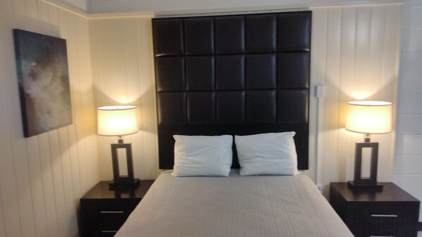 Standard-huone, 1 keskisuuri parisänky, lemmikkejä ei sallita, näköala puutarhaan | Ylelliset vuodevaatteet, pillowtop-patjalliset sängyt