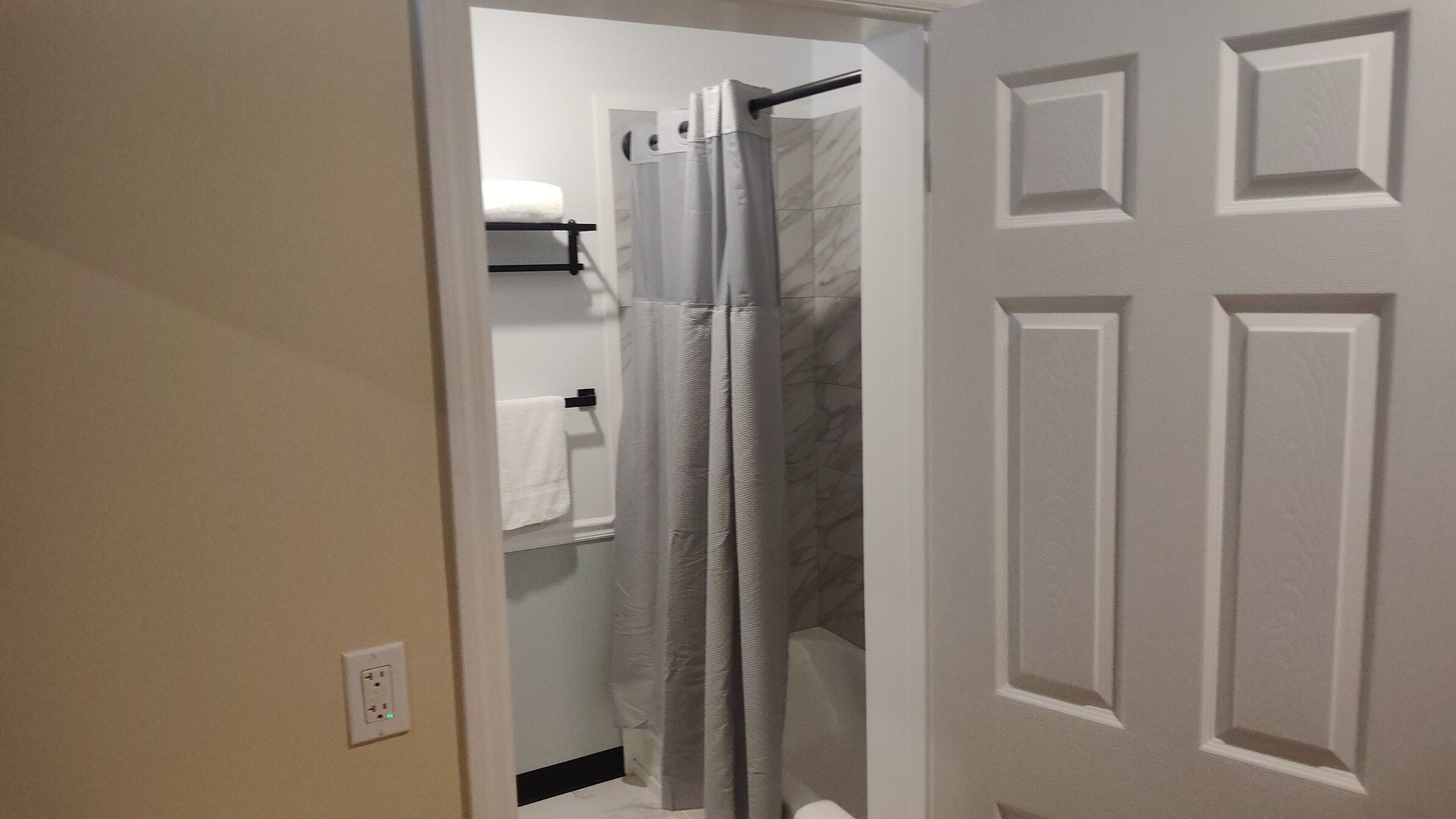 Standard Single Room, 2 Queen Beds, Non Smoking, Pets not allowed | Bathroom | Hydromassage showerhead, free toiletries, hair dryer, towels