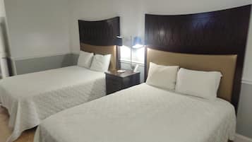 Quarto solteiro standard, 2 camas Queen, para não fumantes, não aceita animais de estimação | Roupas de cama premium, camas com colchões pillow-top