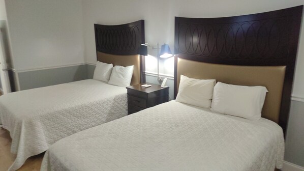 Standardenkeltværelse - 2 queensize-senge - ikke-ryger - kæledyr ikke tilladt | Premium-sengetøj, senge med topmadrasser, individuelt design