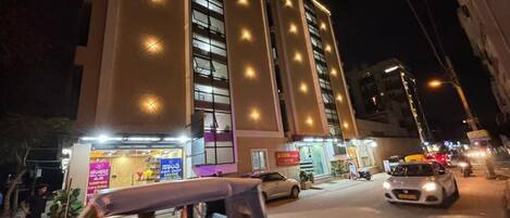 Vista frontal de la propiedad