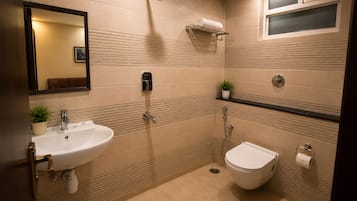 Een douche, gratis toiletartikelen, handdoeken, zeep
