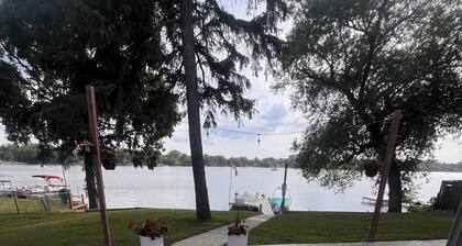 Charming Lakehouse with 4-bedrooms and fitness room.