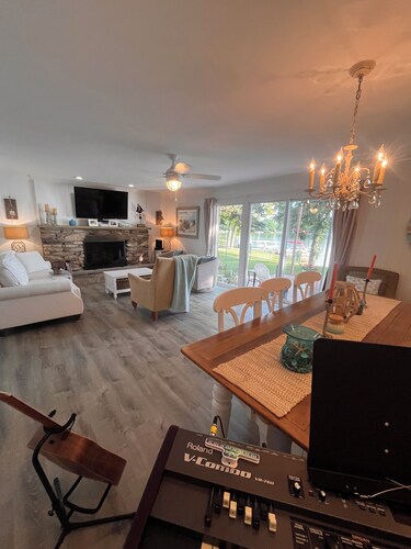 Charming Lakehouse with 4-bedrooms and fitness room.