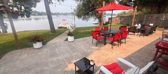 Charming Lakehouse with 4-bedrooms and fitness room.