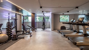 A modern gym with treadmills, weight machines, and free weights. - On Jurupis (São Paulo)