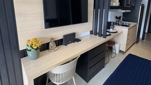 A modern kitchen with a built-in microwave, a sink, and a countertop. - On Jurupis (São Paulo)