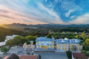 A hotel with a traditional architectural style, featuring a courtyard and multiple buildings. - Fu Er Man Hotel (Luang Prabang)