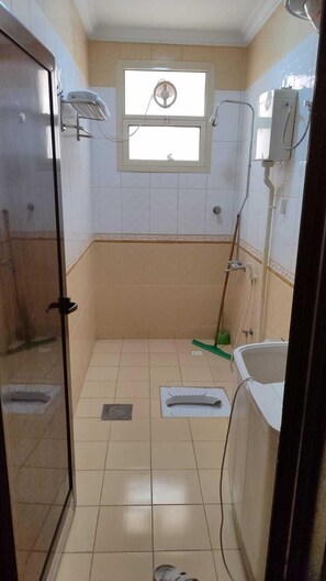 Deluxe-herbergi með tvíbreiðu rúmi | Baðherbergi | Snyrtivörur án endurgjalds, hárblásari, inniskór, handklæði