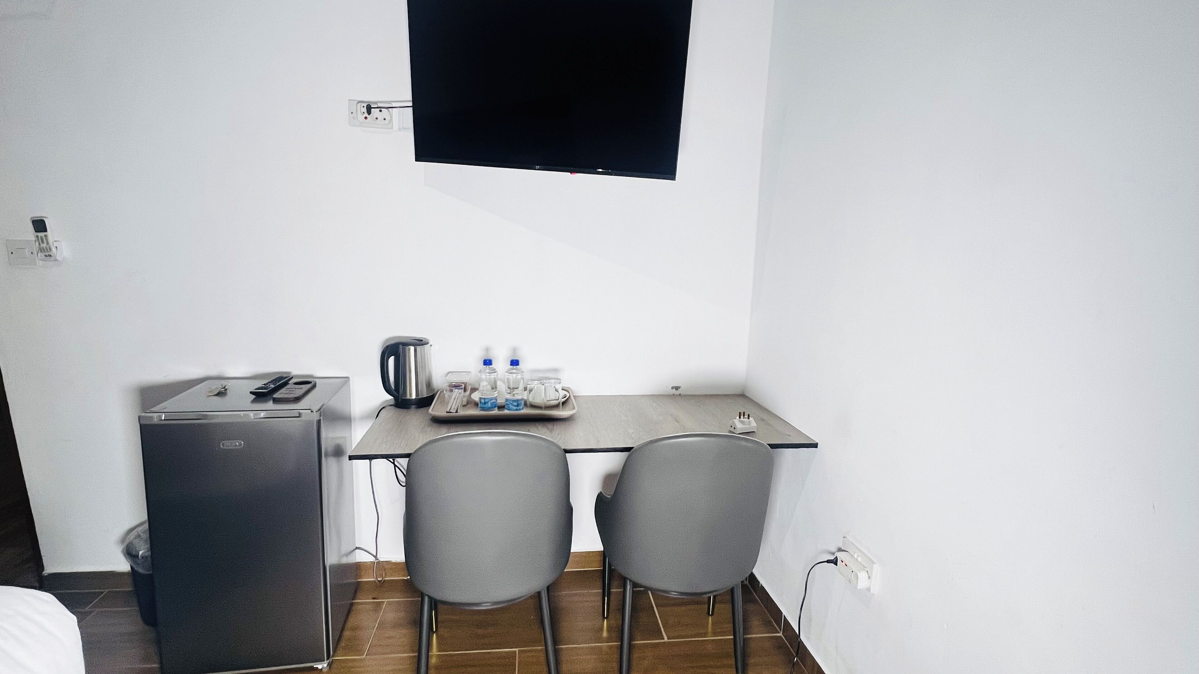 Escritorio y espacio para trabajar con laptop 