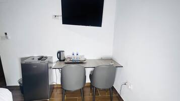 Escritorio y espacio para trabajar con laptop