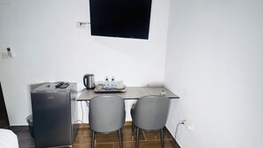 Phòng đôi Deluxe, quang cảnh vườn | Bàn, khu vực làm việc phù hợp cho laptop, bàn ủi/dụng cụ ủi quần áo 