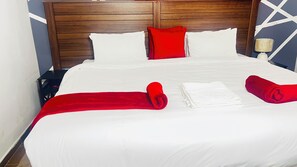 Deluxe-Doppelzimmer, Gartenblick | Schreibtisch, laptopgeeigneter Arbeitsplatz, Bügeleisen/Bügelbrett