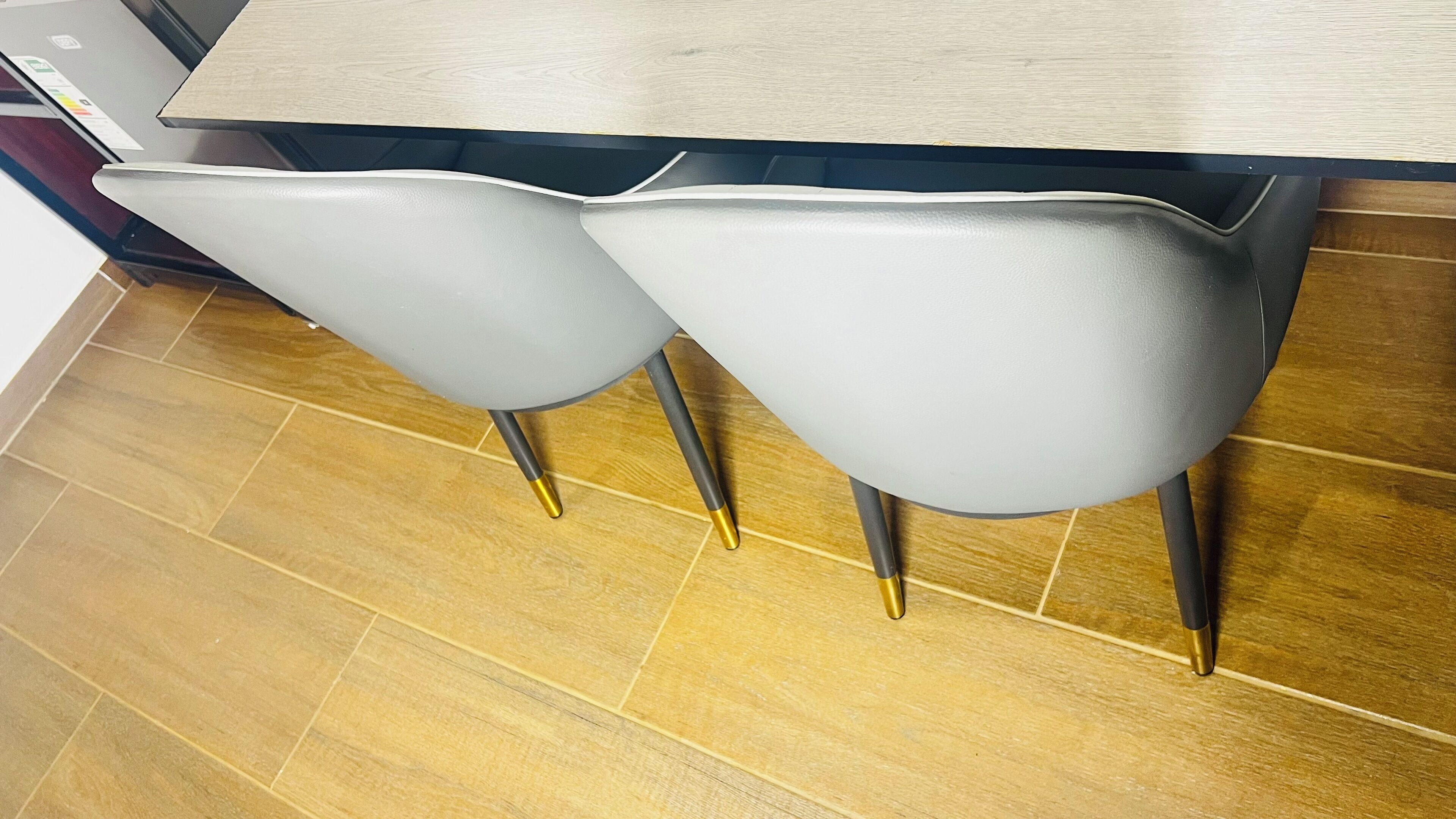 Escritorio y espacio para trabajar con laptop 