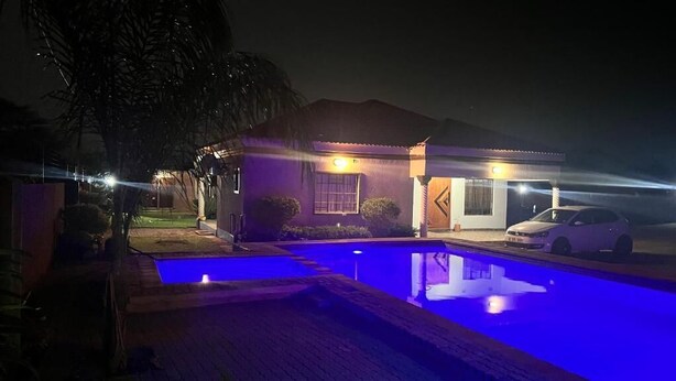 A house with a swimming pool at night, illuminated by artificial lighting. - Gem Villa Inn (Lesoma)