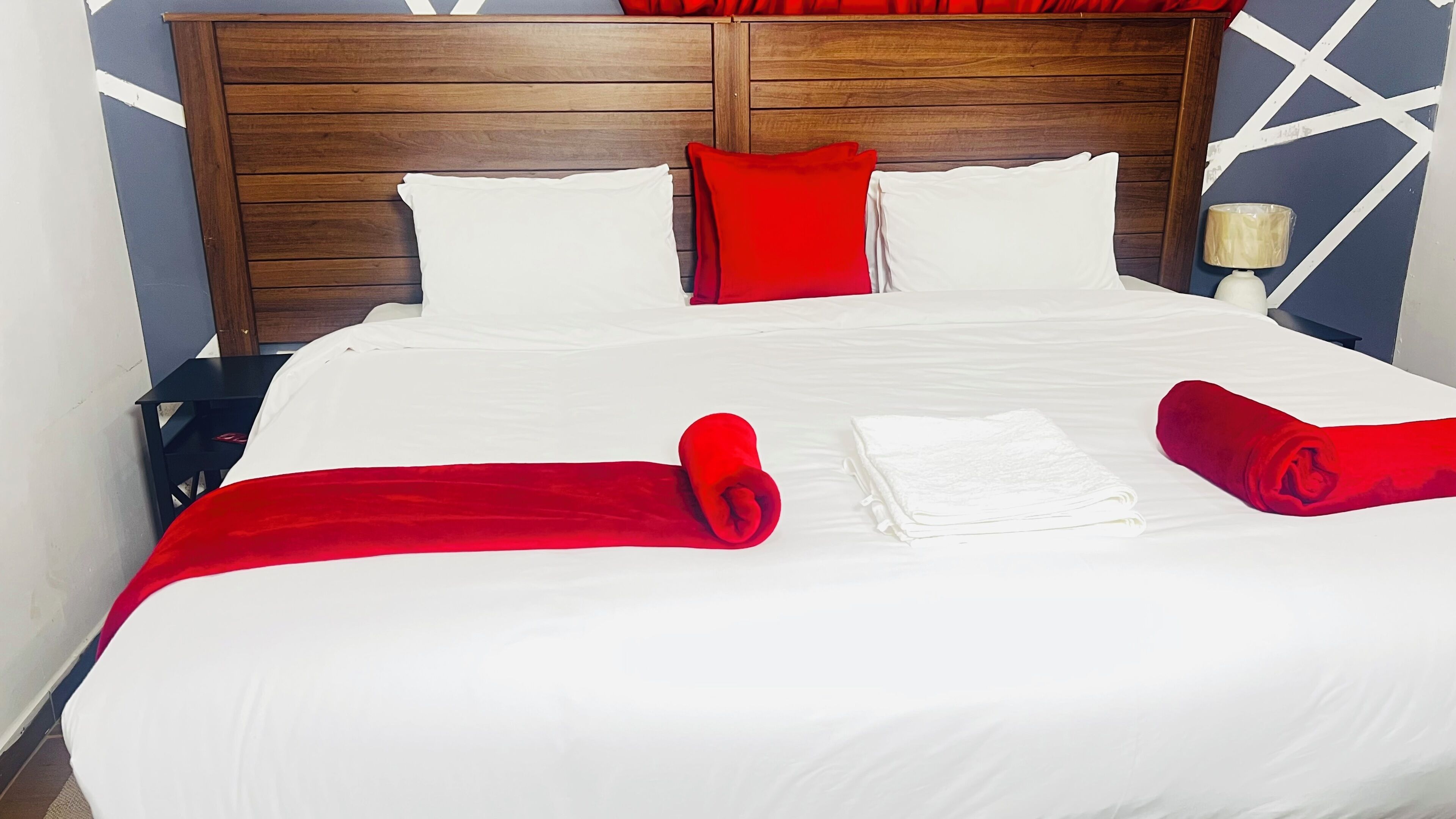 Skrifborð, vinnuaðstaða fyrir fartölvur, straujárn/strauborð