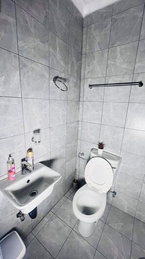 Deluxe-Doppelzimmer, Gartenblick | Badezimmer | Kostenlose Toilettenartikel, Bademäntel, Handtücher, Seife