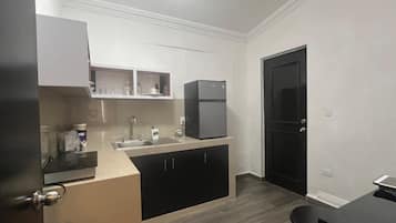 Geladeira, micro-ondas, cooktop, talheres/pratos/utensílios de cozinha