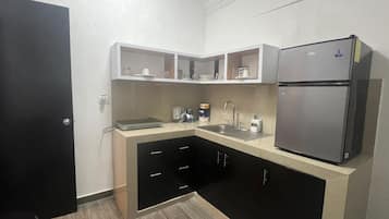 Fridge, microwave, stovetop, cookware/dishes/utensils