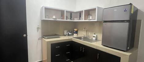 Refrigerador, microondas, parrilla de estufa y utensilios de cocina