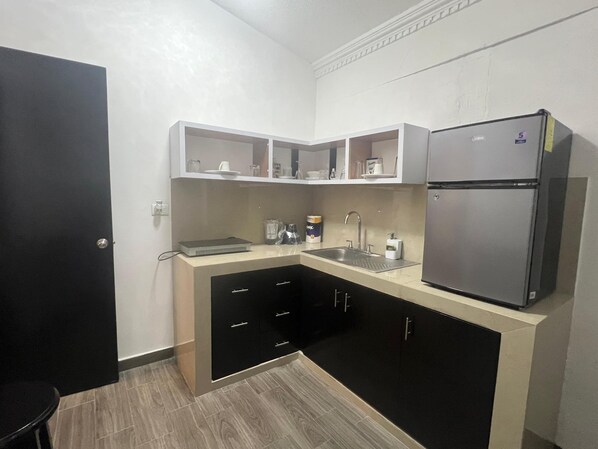 Kühlschrank, Mikrowelle, Herdplatte, Kochgeschirr/Geschirr/Besteck