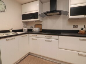 Cookware/dishes/utensils - Paramount Apartments (Lytham St. Anne's)