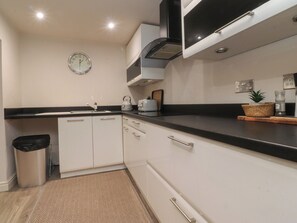 Cookware/dishes/utensils - Paramount Apartments (Lytham St. Anne's)