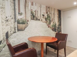 Outdoor dining - Paramount Apartments (Lytham St. Anne's)