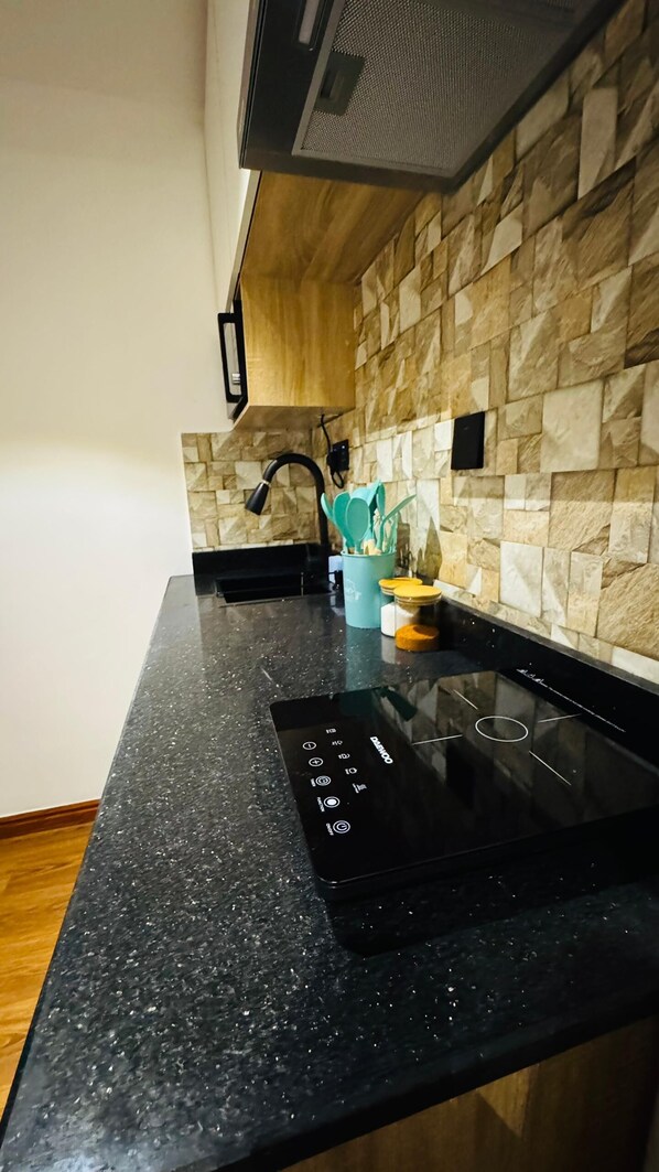 Microwave, stovetop - Charming Studio Apartment in Enugu (Enugu)