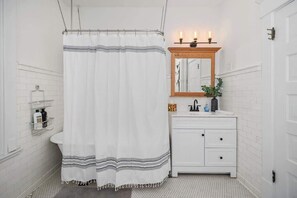 Douche, séchoir à cheveux, serviettes fournies, savon