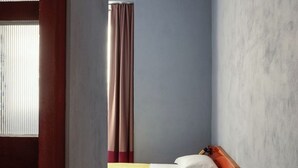 A hotel room with a bed, a window with blinds, and a curtain. - The Wheels Florence Bed&Breakfast: Standard Bedroom CiELO (Florence)