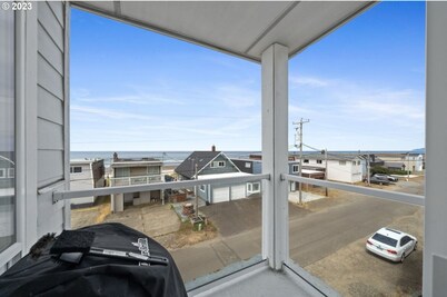 Déjà View - Enchanting ocean view 2-bedroom condo in Rockaway Beach