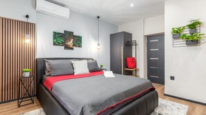 Iron/ironing board, free WiFi, bed sheets