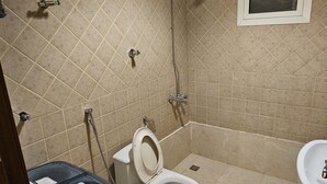 Đồ dùng nhà tắm miễn phí, máy sấy tóc, dép đi trong nhà 