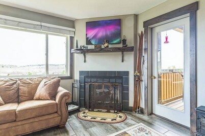 Cozy 2-bed, 2-bath mountain condo with ski-in/ski-out access, sweeping views, and indoor pool + hot tub. Fully stocked kitchen, fireplace, private balcony, and thoughtful amenities make this the perfect year-round retreat in Granby Ranch.