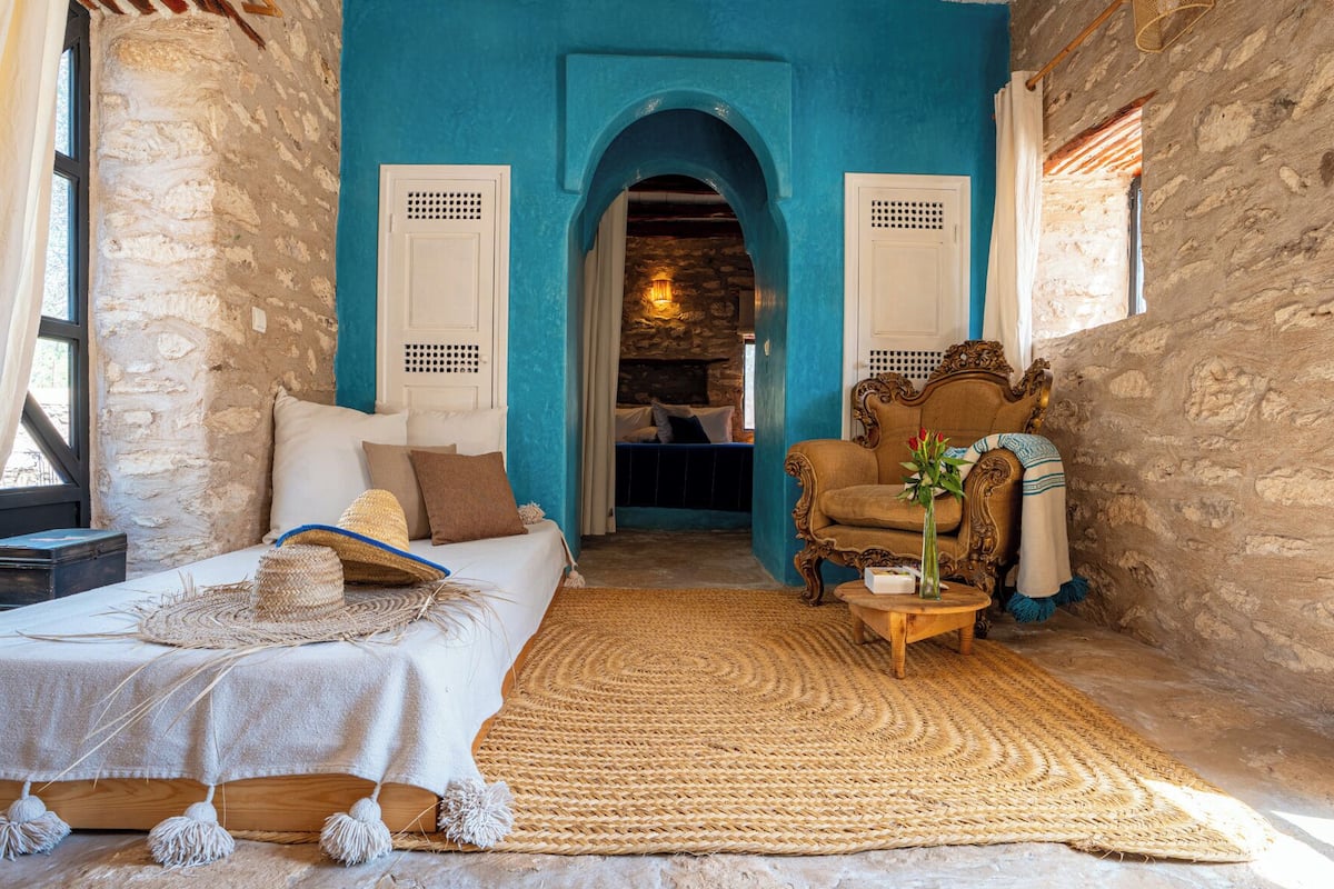 L 'Ipoméa | Living area | Fireplace, books