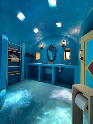L 'Ipoméa | Bathroom | Free toiletries, towels, soap - Atlantis 12 Maison d’hôtes et d’art (Ounagha)