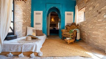 L 'Ipoméa | Living area | Fireplace, books