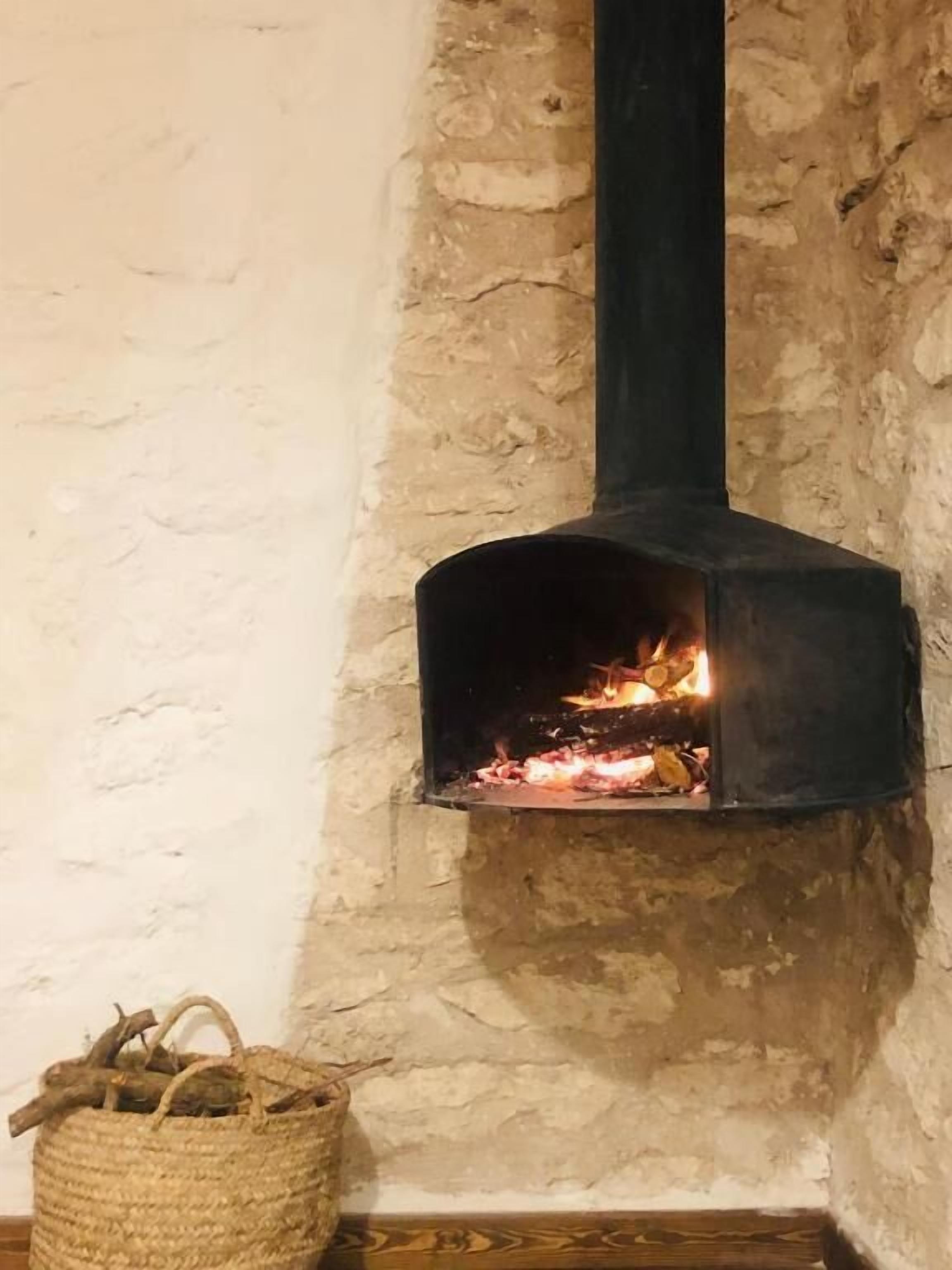 Eine Steinsäule mit Kamin.