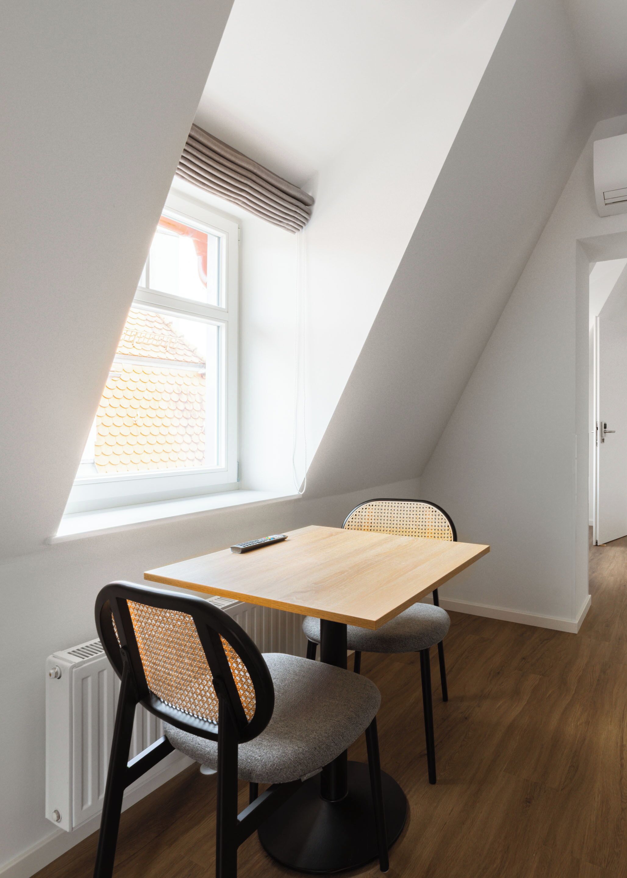 Zimmer, 1 Queen-Bett | Individuell dekoriert, individuell eingerichtet, Schreibtisch