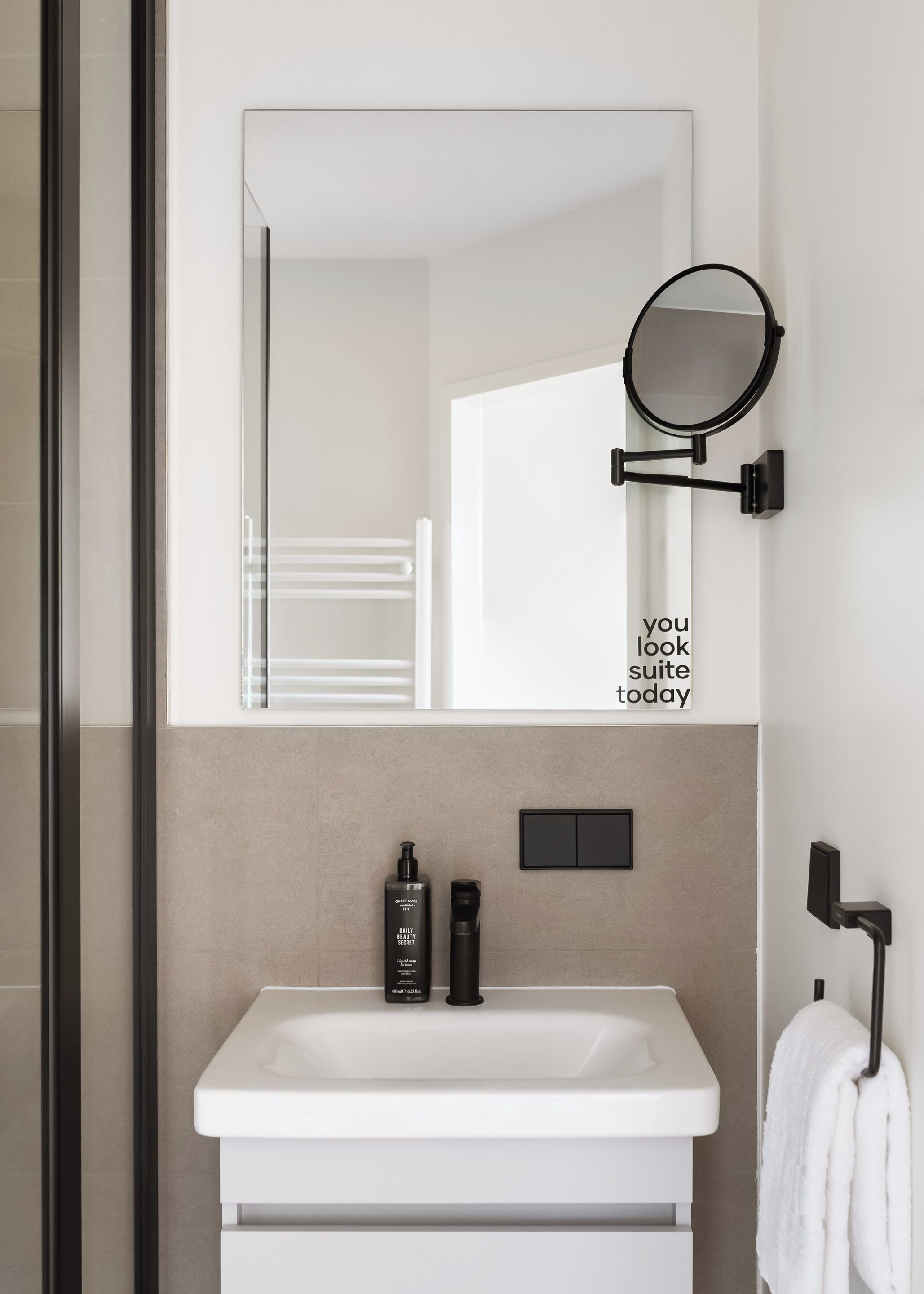 Regadera, amenidades de baño ecológicas, secadora de cabello, toallas 