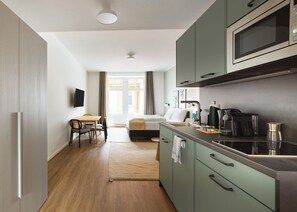 Suite (One-Bedroom Suite with sofa bed) | Decoración personalizada, muebles diferentes y escritorio