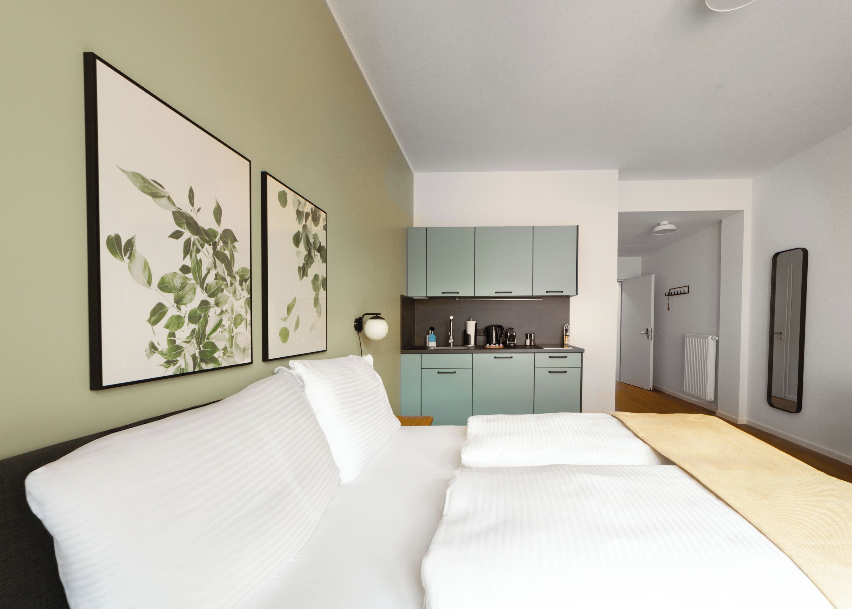 Suite, doccia a filo pavimento | Con stile personalizzato, con arredamento individuale, una scrivania