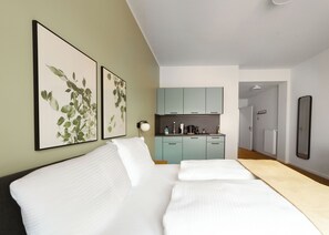 Suite (Barrier Free) | Individually decorated, individually furnished, desk, laptop workspace - Limehome Ravensburg Marienplatz (Ravensburg)