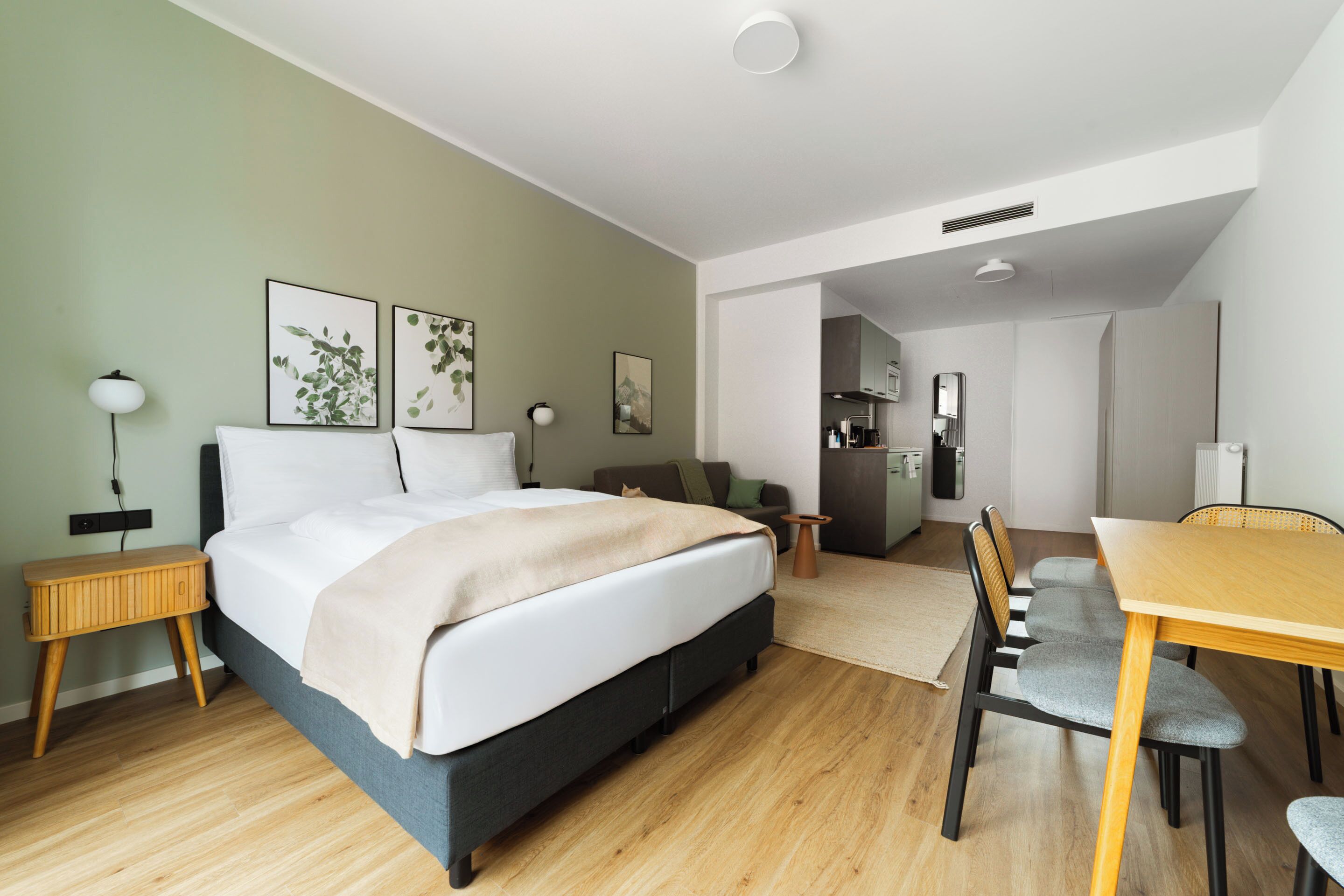 Suite (One-Bedroom Suite with sofa bed) | Decoración personalizada, muebles diferentes y escritorio 