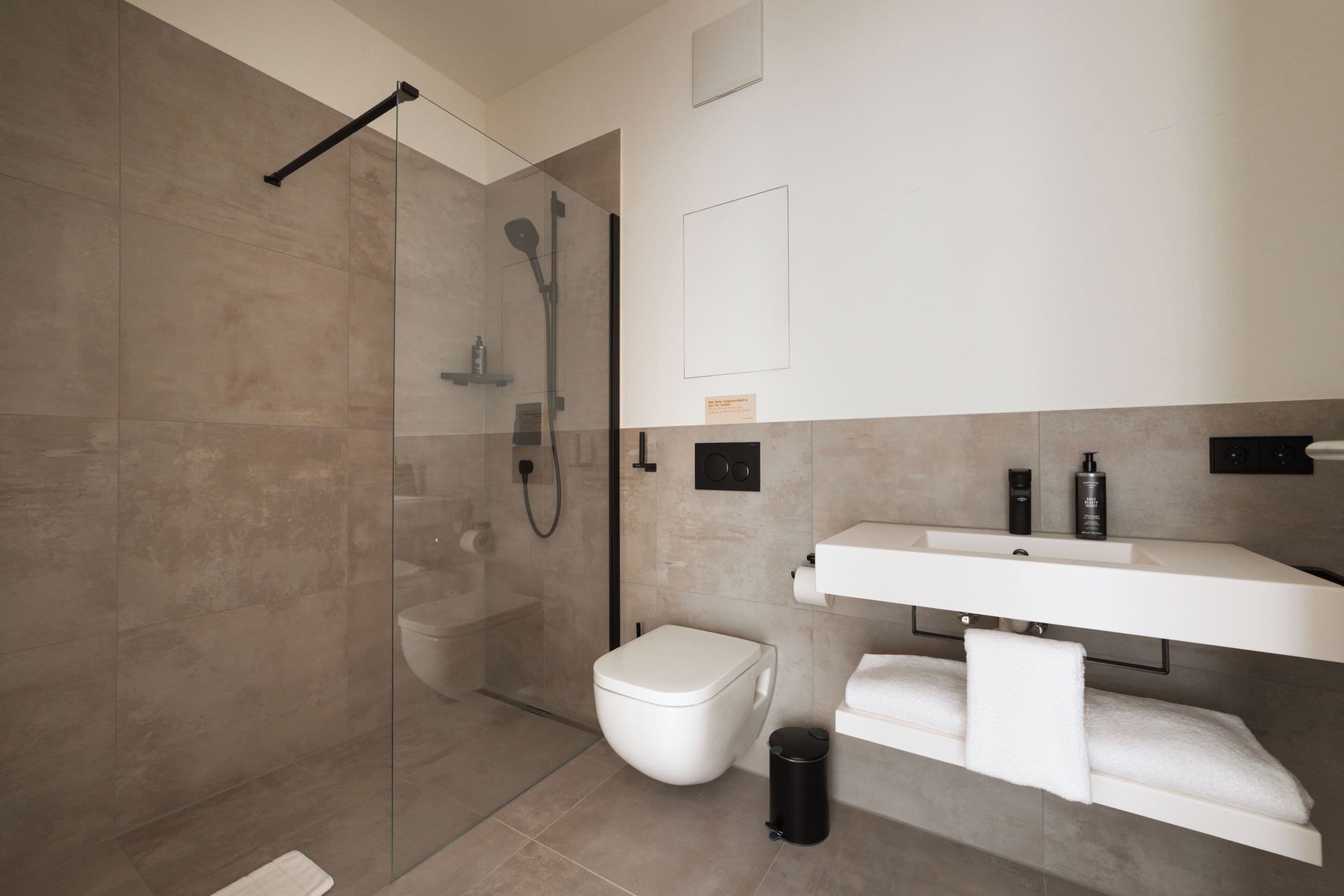 Suite (One-Bedroom Suite with sofa bed) | Badezimmer | Dusche, umweltfreundliche Kosmetikartikel, Haartrockner, Handtücher